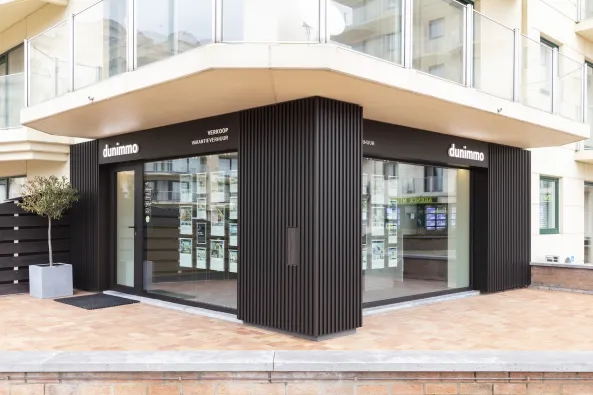 Nieuwe ramen in aluminium bij Agence Dunimmo in De Panne