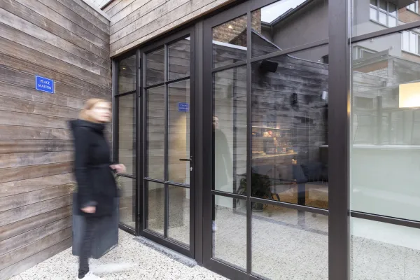 Ramen met steellook voor hotel in Depanne