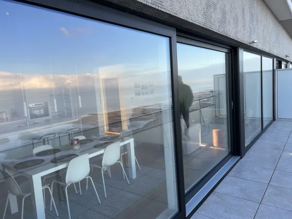 Ramen en schuiframen voor appartement aan zee in Oostende
