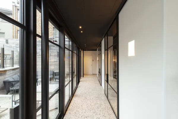 Ramen met steellook voor hotel in Depanne