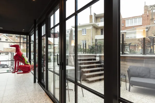Ramen met steellook voor hotel in Depanne