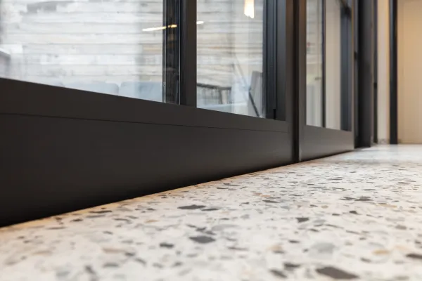 Ramen met steellook voor hotel in Depanne
