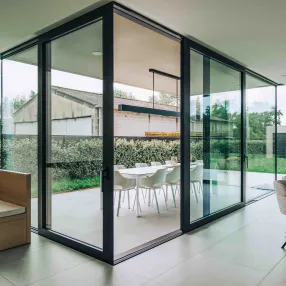 Aluminium schuifraam in moderne woning
