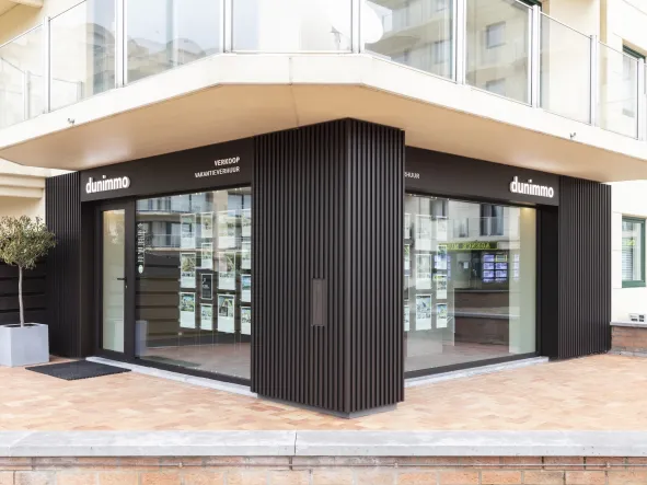 Nieuwe ramen in aluminium bij Agence Dunimmo in De Panne