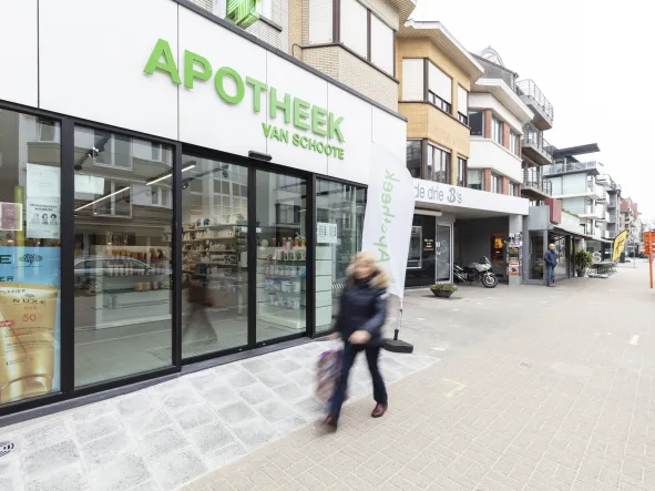 Aluminium ramen en deuren voor Apotheek Van Schoote in Sint-Idesbald
