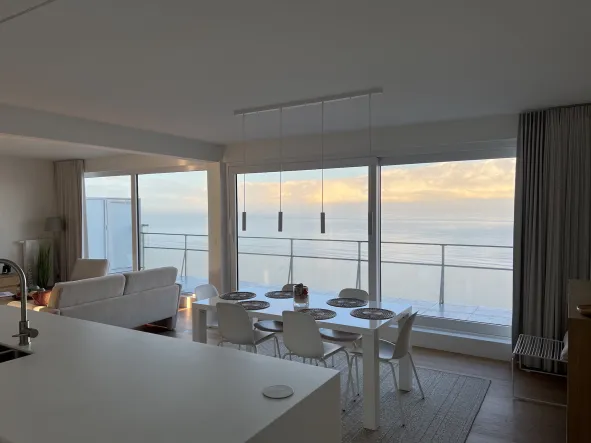 Ramen en schuiframen voor appartement aan zee in Oostende