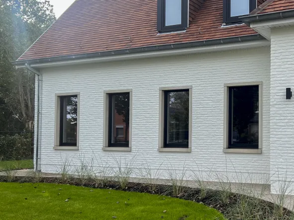 4 aluminium zwarte ramen in witte gevel