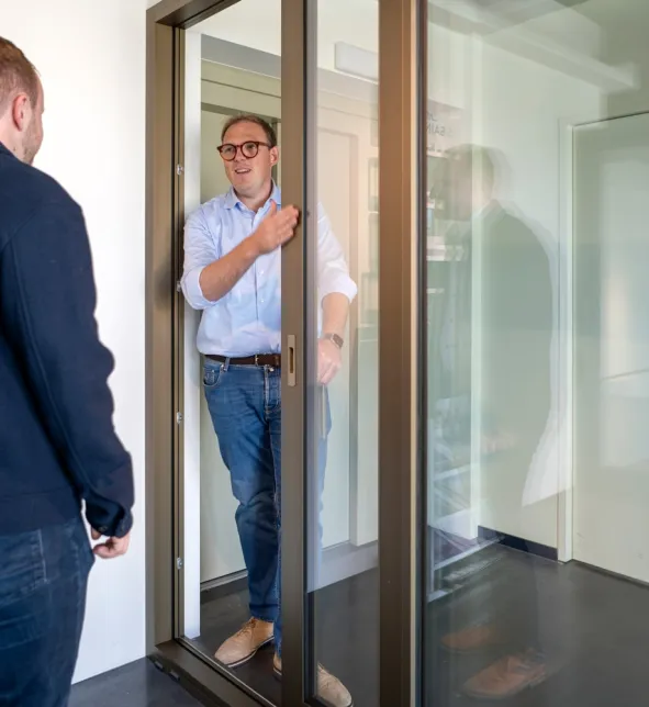 De koper geeft uitleg in de showroom van Van Hee aan een klant. 